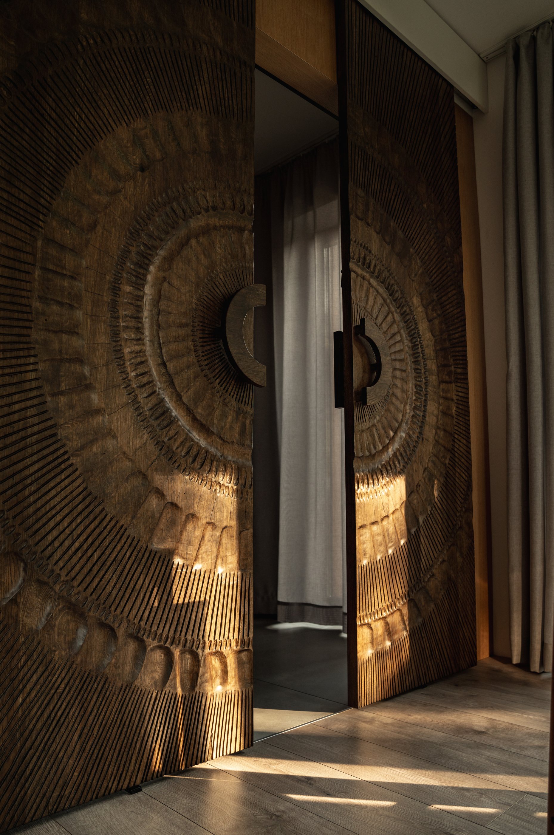 Radiant carved doors, Cieśla Studio